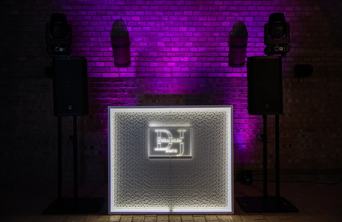 Full front view of the light Stereo booth.