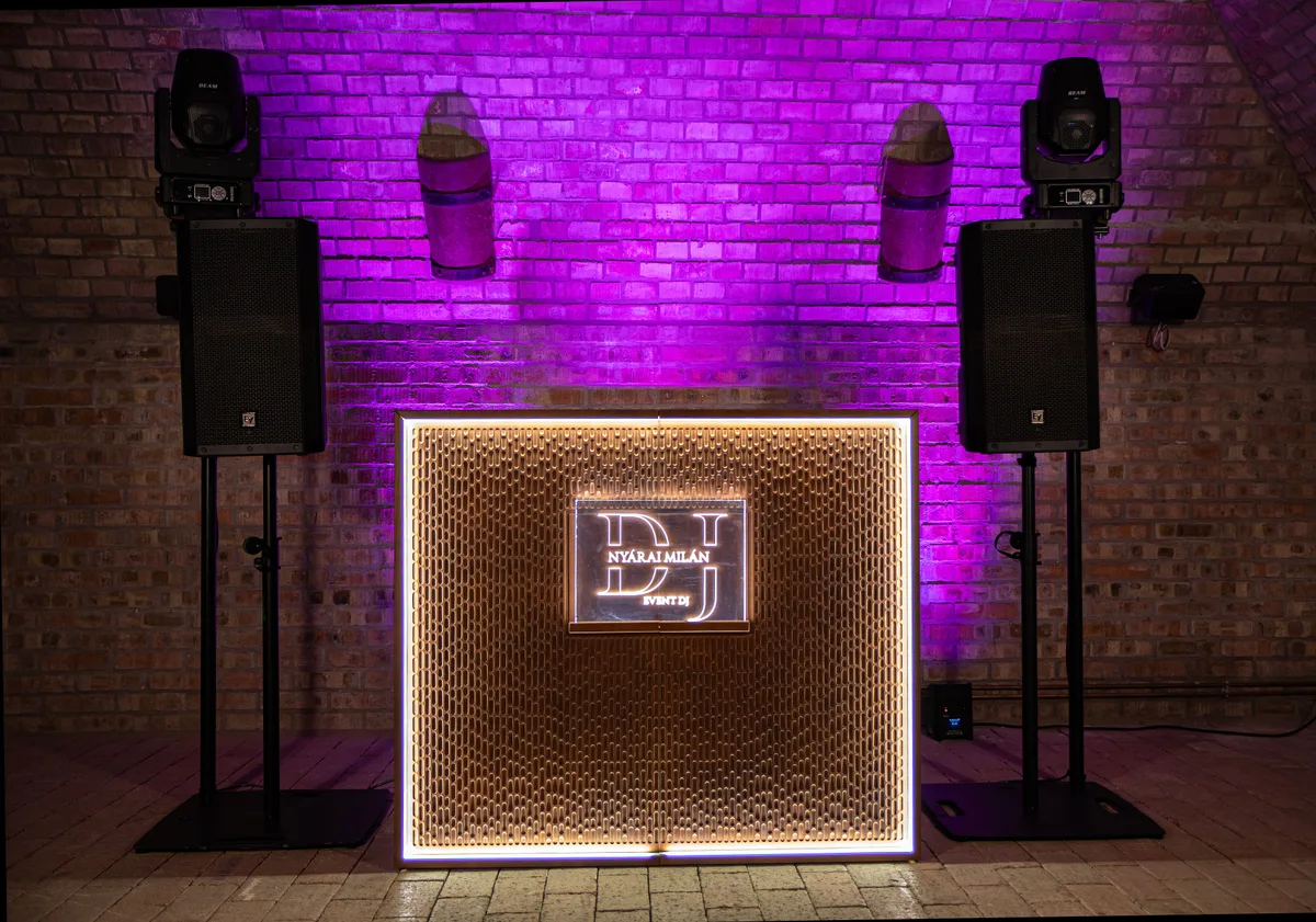 Stereo with a brown-appearance front and customer logo.