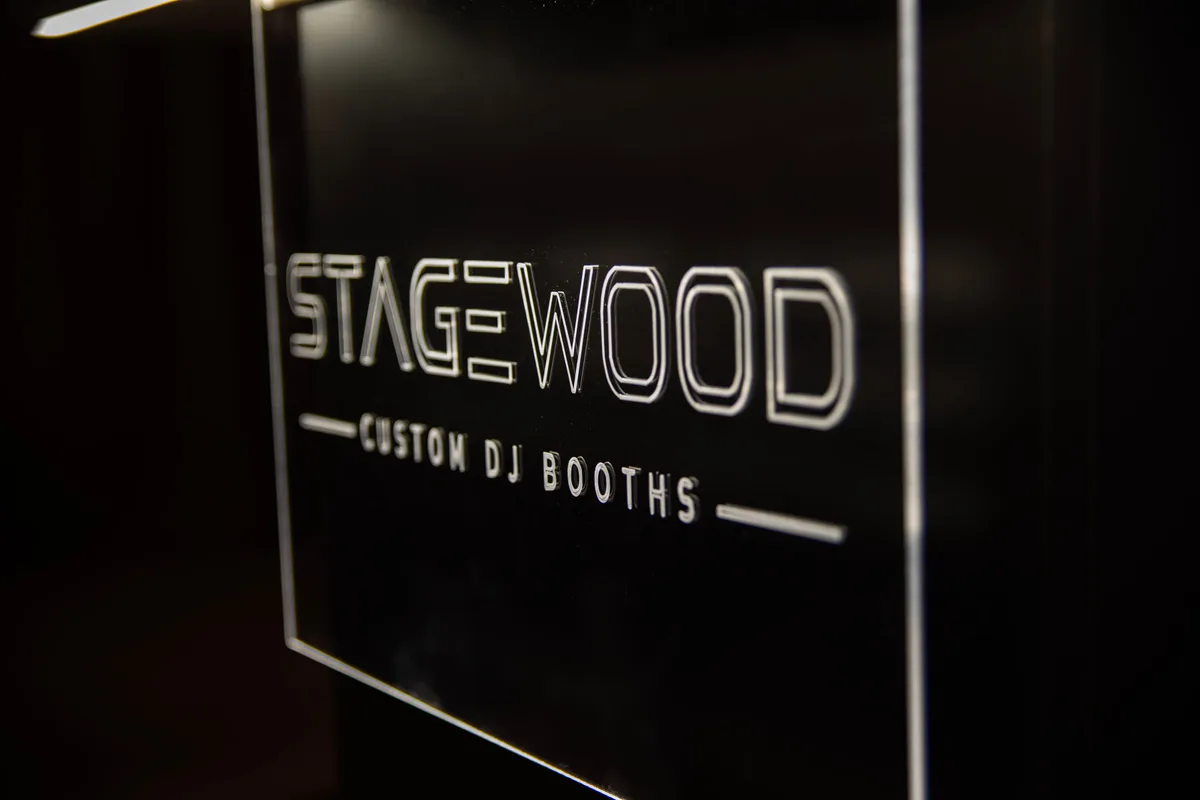 Detail of the illuminated Stagewood wordmark on Mono.